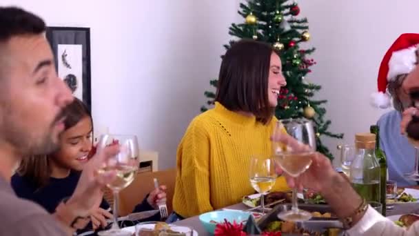 Família Feliz Sentados Juntos Mesa Jantar Desfrutando Natal Juntos Grupo — Vídeo de Stock