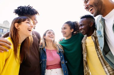Üniversiteden bir grup genç arkadaş dışarıda takılıyor. Milenyum çeşitliliği olan insanlar şehir caddesinde birlikte eğlenirken gülüyorlar. Arkadaşlık ve toplum kavramı.