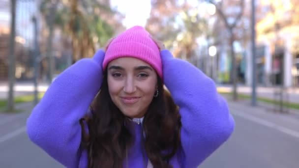 Glädjande Ung Latina Latinamerikansk Kvinna Vinter Tyg Promenader Säker Mot — Stockvideo