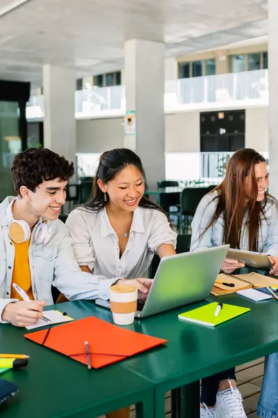 Glad Ung Grupp Multiraser Studenter Som Arbetar Tillsammans Laptop College — Stockfoto