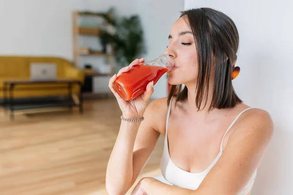 Junge Schöne Frau Trinkt Tomatensaft Nach Dem Fitnesstraining Gesunde Ernährung Stockbild