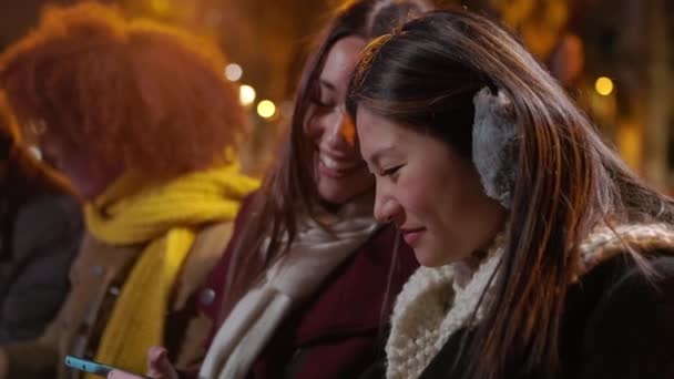 Glückliche Millennials Die Winter Gemeinsam Freien Spaß Umgang Mit Smartphones — Stockvideo