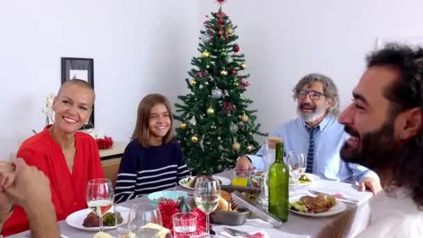 Gelukkige Familie Viert Kerstmis Zittend Aan Tafel Eetkamer Multi Generationele — Stockvideo