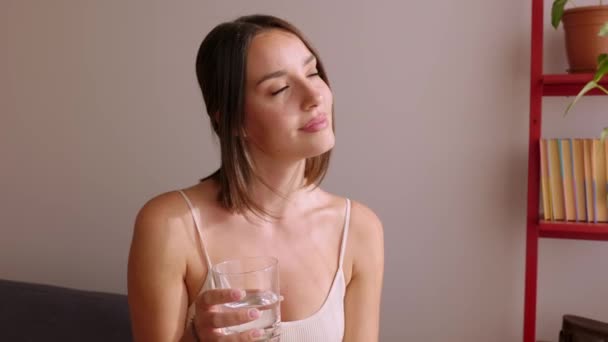 Ung Kvinna Dricker Glas Mineralvatten Morgonen Hemma Friska Livsstil Och — Stockvideo