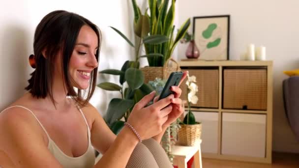 Glimlachend Fitte Meisje Met Behulp Van Mobiele Telefoon Thuis Mooie — Stockvideo