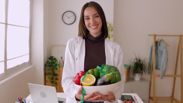 Portret Młodej Dietetyczki Trzymającej Miskę Naturalnych Ekologicznych Owoców Warzyw Konsultacjach — Wideo stockowe