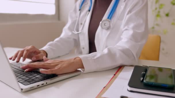Médecin Femme Méconnaissable Travaillant Sur Ordinateur Portable Bureau Hôpital Médical — Video
