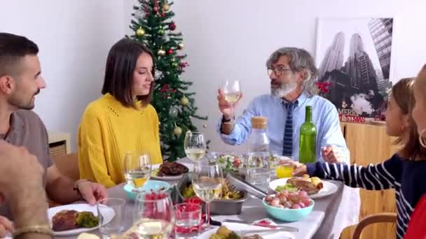 Pessoas Multigeracionais Felizes Comemorando Jantar Natal Casa Vários Membros Uma — Vídeo de Stock