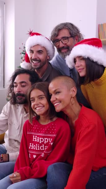 Retrato Vertical Família Feliz Santa Chapéu Celebrando Natal Juntos Grande — Vídeo de Stock