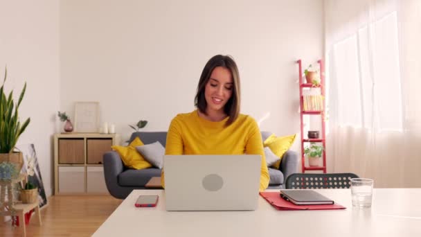 快乐的年轻漂亮的女人在家里的笔记本电脑上工作 千年成年女性在网上学习 教育和商业概念 — 图库视频影像