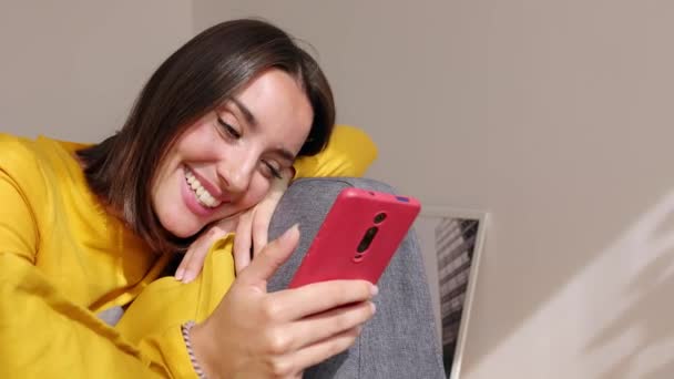 Retrato Una Joven Hermosa Mujer Usando Teléfono Móvil Relajándose Sofá — Vídeo de stock