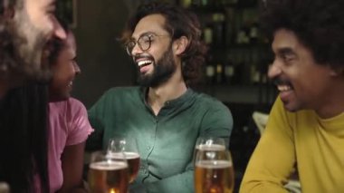 Bira fabrikasında soğuk bira içen genç bir grup mutlu insan. Çok ırklı iş arkadaşları işten sonra mutlu saatler geçirip barda bira içiyorlar.