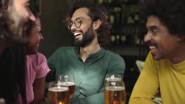 Jovem Grupo Pessoas Felizes Bebendo Cerveja Gelada Pub Cervejaria Colegas — Vídeo de Stock