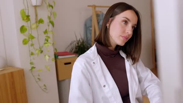 Portretul Tânărului Medic Sex Feminin Care Lucrează Computerul Desktop Sala — Videoclip de stoc