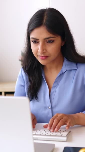 自宅のオフィスでラップトップコンピュータを使用するインドネシアの若い女性 成功した女性マネージャーがインターネットで閲覧 ビジネスと人々のコンセプト 縦のアスペクト ビデオ — ストック動画