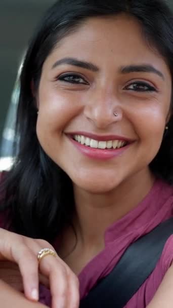 Retrato Vertical Joven Feliz Conductora India Sonriendo Cámara Sentada Dentro — Vídeo de stock