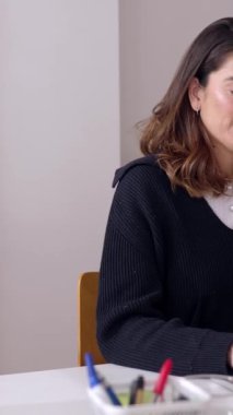 Ofisinde dizüstü bilgisayarda çalışan orta yaşlı bir iş kadını. İşyerinde oturan bilgisayardan e-posta yazan bir girişimci kadın. İş adamları. Dikey yavaş çekim görüntüleri.