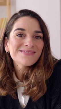 POV ekranda, ofisten çalışan ve iş arkadaşını dinleyen genç bir kadının görüntüsü. Genç girişimci bayan partnerle çevrimiçi görüşme yoluyla konuşuyor. Dikey 9: 16 HD ekran görüntüsü