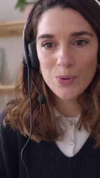 Joven Mujer Sonriente Con Auriculares Haciendo Videollamada Línea Ordenador Portátil — Vídeos de Stock