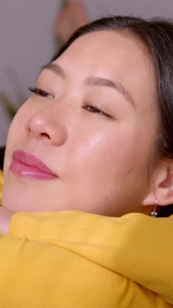 Retrato Mulher Asiática Despreocupada Desfrutando Dia Folga Deitado Sofá Sorrindo — Vídeo de Stock