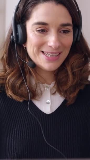 Mujer Negocios Trabajando Computadora Portátil Oficina Mujer Profesional Con Auriculares — Vídeos de Stock