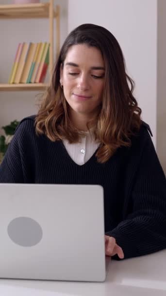 快乐的年轻女商人在办公室的笔记本电脑上工作 自由职业者企业创业者和科技生活方式的概念 垂直9 16高清屏幕画面 — 图库视频影像