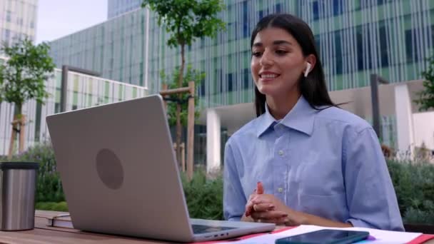 Gelukkige Jonge Vrouw Met Behulp Van Laptop Computer Met Een — Stockvideo