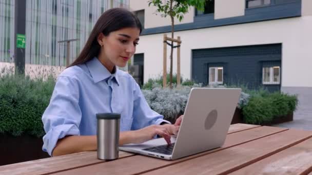 Dizüstü Bilgisayarı Olan Şık Giysili Genç Güzel Bir Kadın Ofis — Stok video