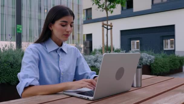 年轻的女商人坐在外面用手提电脑工作时对着相机微笑的画像 商业生活方式和自由职业者概念 — 图库视频影像