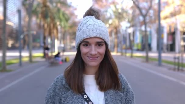 Porträtt Ung Självsäker Kvinna Klädd Vinterkläder Promenader Mot Kameran Över — Stockvideo