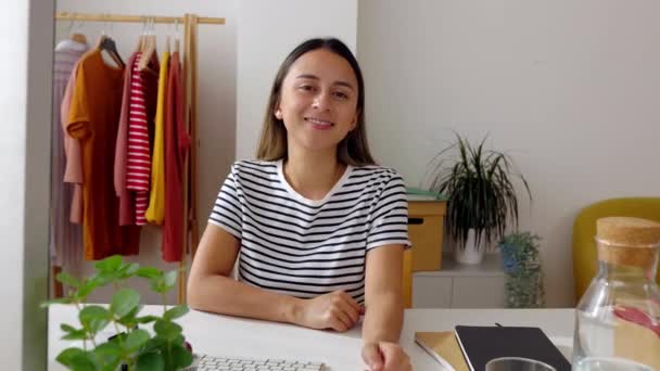 職場に座っている若い女性起業家インフルエンサーの女性の楽しい肖像画 カメラで微笑んでいる 中小企業 サイドハッスル 女性起業家コンセプト — ストック動画