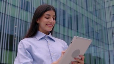 Modern şirket binası yerine dijital tablet kullanan başarılı bir iş kadınının portresi