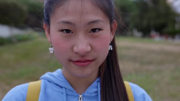 Nærbilde Portrett Unge Asiatisk Videregående Skole Tenåringsjente Student Smilende Kamera – stockvideo