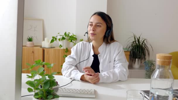Jovem Médica Latino Americana Uniforme Médico Branco Conversando Com Paciente — Vídeo de Stock