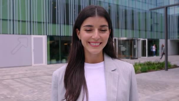 Portrait Confiance Une Jeune Femme Affaires Croisant Les Bras Debout — Video