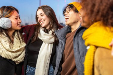 Genç ve mutlu arkadaşlar birlikte kış tatilinin tadını çıkarıyorlar..
