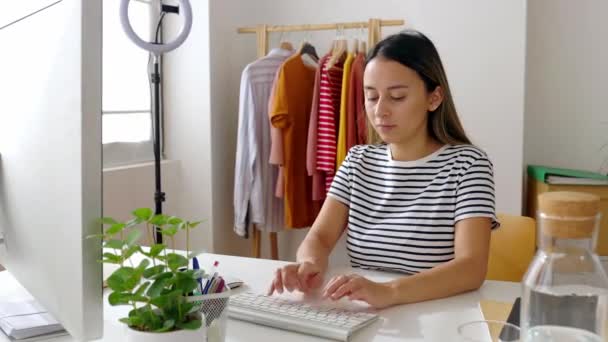 若い学生が部屋でコンピュータに取り組んでいる 女性ファッション インフルエンサーが週に仕事を計画 フリーランサー 中小企業 サイドハッスルコンセプト — ストック動画