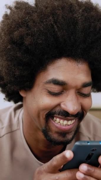 Mutlu Afro Amerikan Bir Adamın Cep Telefonundan Video Medya Içeriğini — Stok video