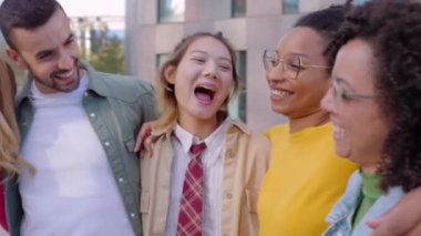 Bir grup farklı üniversite öğrencisi dışarıda eğleniyor. Çok ırklı en iyi bin yıllık arkadaşlar şehir sokaklarında boş vakitlerin tadını çıkarıyorlar. Gençlik toplumu ve arkadaşlık kavramı.