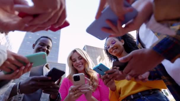 Onnellinen Ryhmä Nuoria Jotka Käyttävät Matkapuhelimia Ulkona Teini Ikäiset Ystävät — kuvapankkivideo