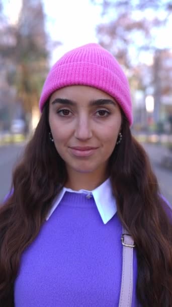Vertikalt Glada Porträtt Ung Latina Latinamerikansk Kvinna Ler Mot Kameran — Stockvideo