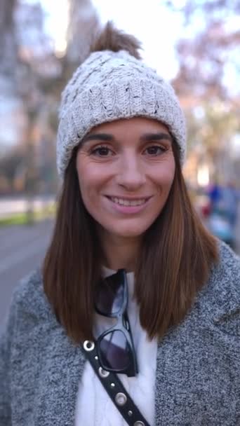 Pionowy Portret Wesołej Młodej Dorosłej Kobiety Wełnianej Czapce Uśmiechniętej Kamery — Wideo stockowe