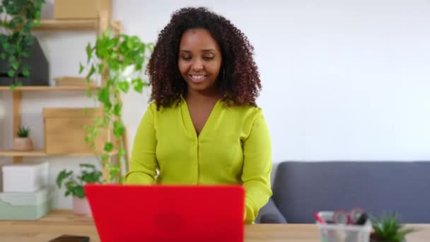 Giovane Donna Africana Che Utilizza Computer Portatile Casa Ufficio Proprietaria — Video Stock