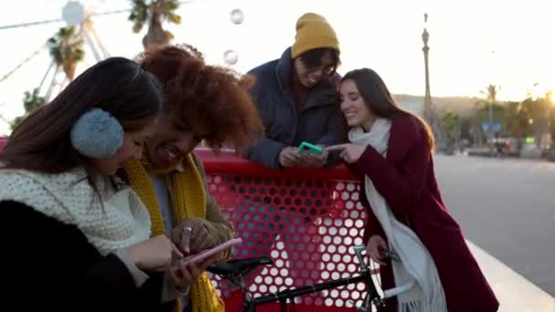一群年轻的朋友在寒假享受城市假期 友谊和青年社区概念 — 图库视频影像