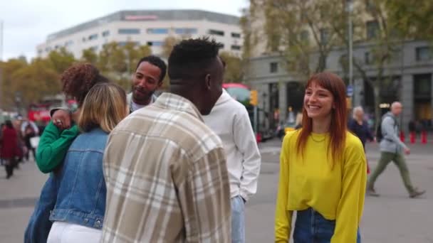 Rassemblé Groupe Millénaire Jeunes Amis Divers Coller Traîner Dans Rue — Video