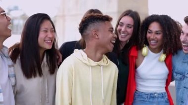 Çok ırklı bir grup genç dışarıda birlikte eğleniyor. Gençlik cemiyeti arkadaşları ve uluslararası arkadaşlık yaşam tarzı konsepti
