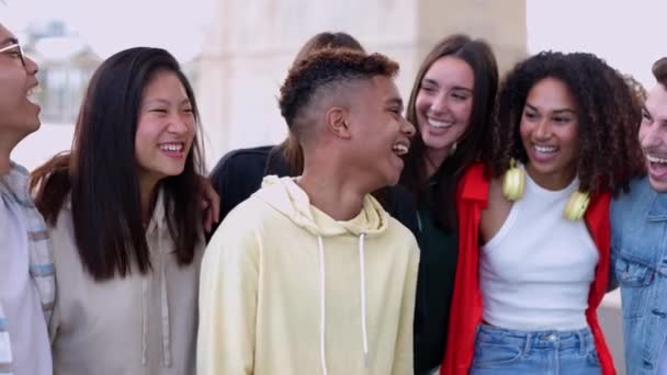 一緒にアウトドアを楽しんでいる若い人たちの多民族グループ 青少年コミュニティの友人や国際友情のライフスタイルの概念 — ストック動画