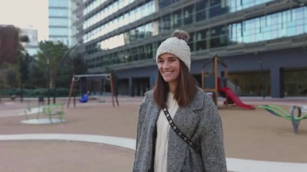 Två Unga Kvinnor Träffas Gatan Efter Lång Tid Kvinnlig Vänskap — Stockvideo
