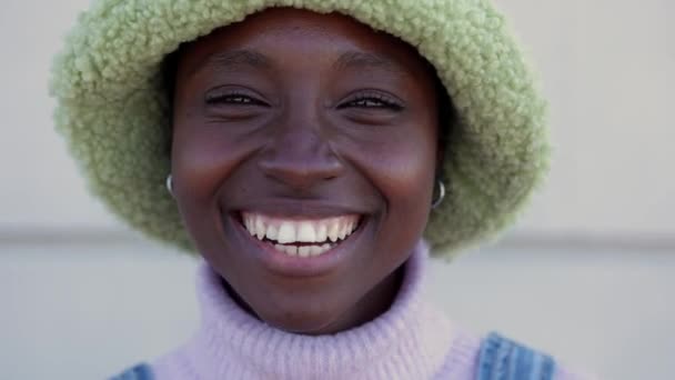 클로즈업 아프리카 여성은 배경을 카메라에서 미소를 긍정적인 사람들과 다양성 — 비디오