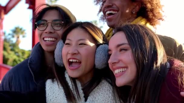 Sekelompok Teman Muda Mengambil Foto Menikmati Istirahat Kota Pada Liburan — Stok Video